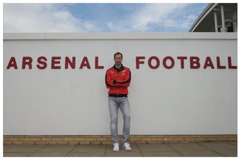 Petr Cech berpose di klub barunya