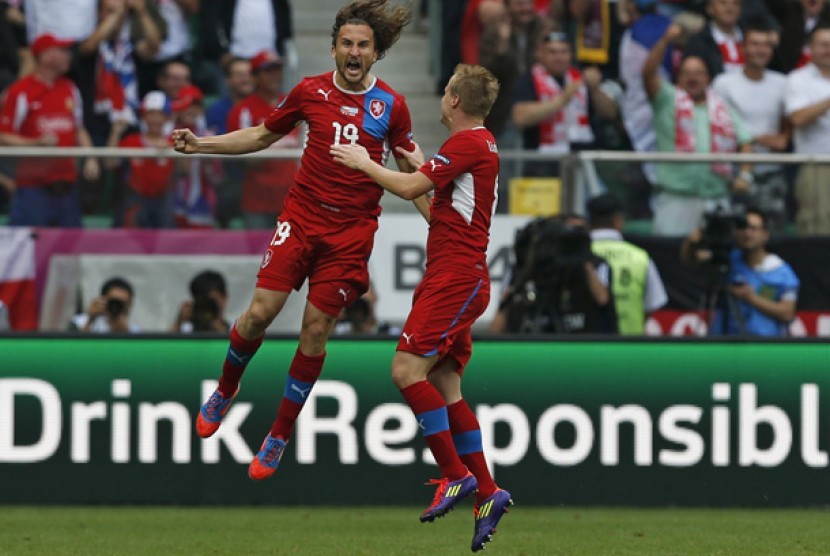 Petr Jiracek melakukan selebrasi atas golnya ke gawang Yunani di menit-menit awal pertandingan. 