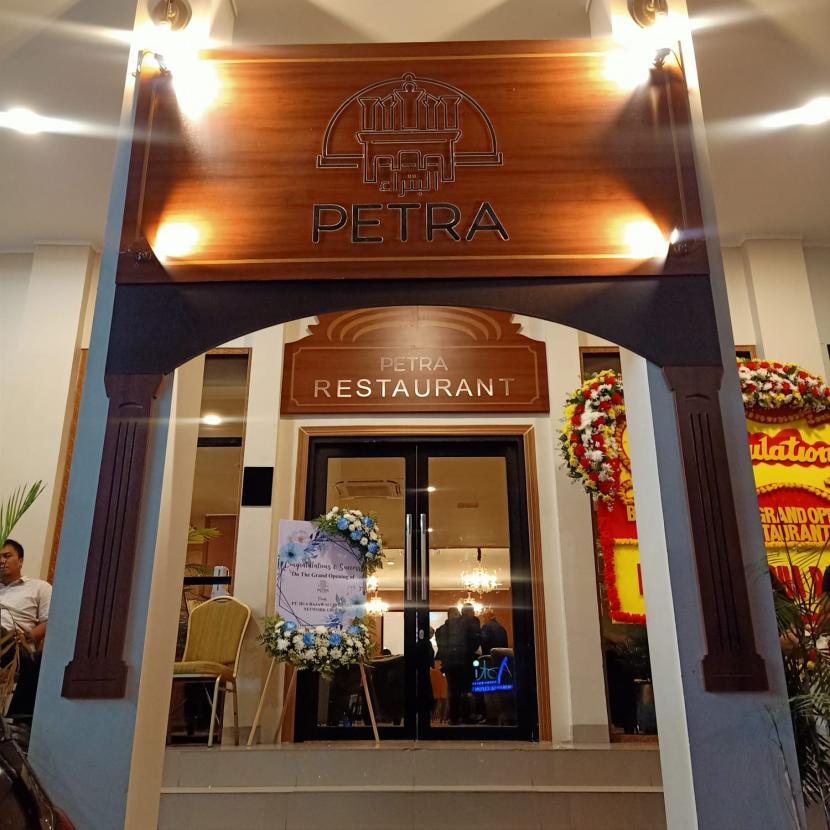 Petra Restaurant, restoran yang menyajikan menu khas Jordania resmi dibuka untuk umum pada Ahad (05/11/2022). Restoran ini menyajikan berbagai menu khas Jordania dan suasana kemewahan seperti berada di tengah Jordania Selatan. 