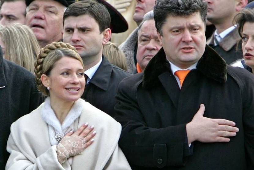 Petro Poroshenko (right)