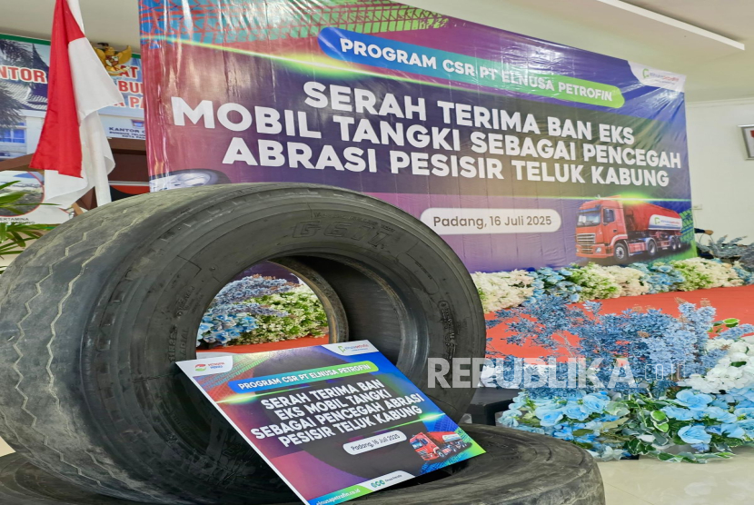 Petrofin menyerahkan 100 ban bekas untuk dimanfaatkan sebagai pencegah abrasi melalui inovasi Appostraps.
