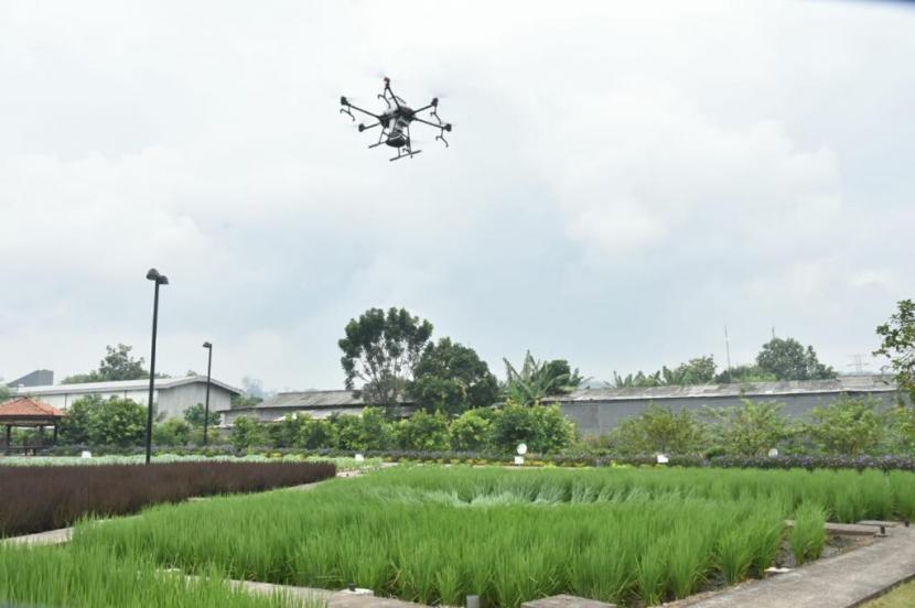 Petrokimia Gresik mengenalkan penggunaan teknologi drone untuk pemupukan jenis granul di Gresik, Jawa Timur, Kamis (14/7/2022). 