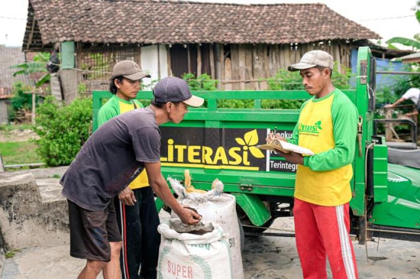 Petrokimia Gresik, perusahaan agroindustri anggota holding Pupuk Indonesia mendorong transformasi program Community Development (Comdev) Lingkungan Peternakan Sapi Terintegrasi (Literasi) menjadi Pusat Pelatihan Pertanian Pedesaan Swadaya (P4S). 