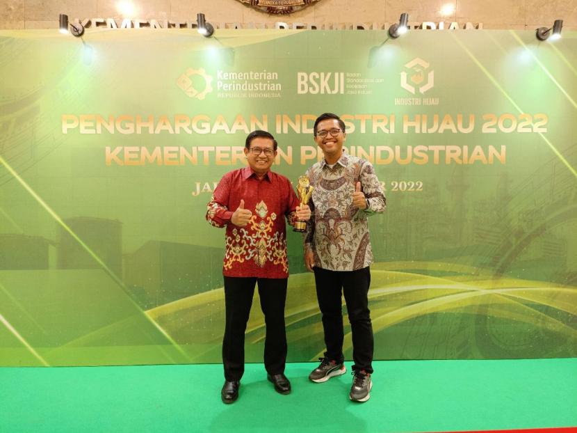 -Petrokimia Gresik, perusahaan Solusi Agroindustri anggota holding Pupuk Indonesia meraih penghargaan Industri Hijau Kinerja Terbaik 2022 dari Kementerian Perindustrian (Kemenperin) Republik Indonesia atas komitmen perusahaan dalam pengelolaan lingkungan, beberapa waktu yang lalu.