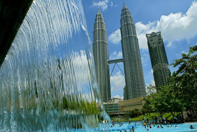 Petronas Tower menjadi salah satu atraksi wisata di Kuala Lumpur, Malaysia.