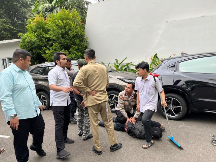 Petugas keamanan kantor MUI menangkap pelaku penembakan di kantor MUI, Jalan Proklamasi, Jakarta Pusat, Selasa (2/5/2023).
