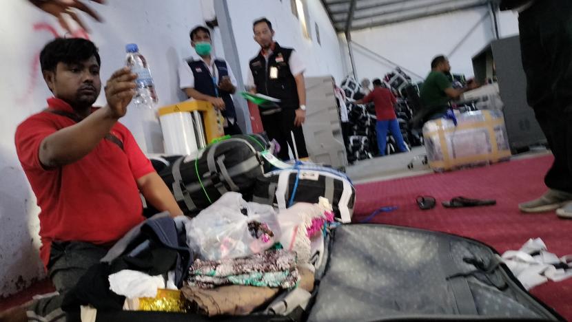 Petugas Air Gate membongkar koper jamaah dan menemukan botol air zamzam