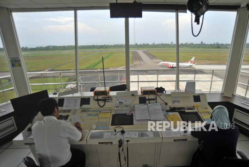 Petugas Air Traffic Control (ATC) memandu keberangkatan pesawat udara di Bandara Internasional Minangkabau (BIM), Padangpariaman, Sumatera Barat, Rabu (29/5/2019). 