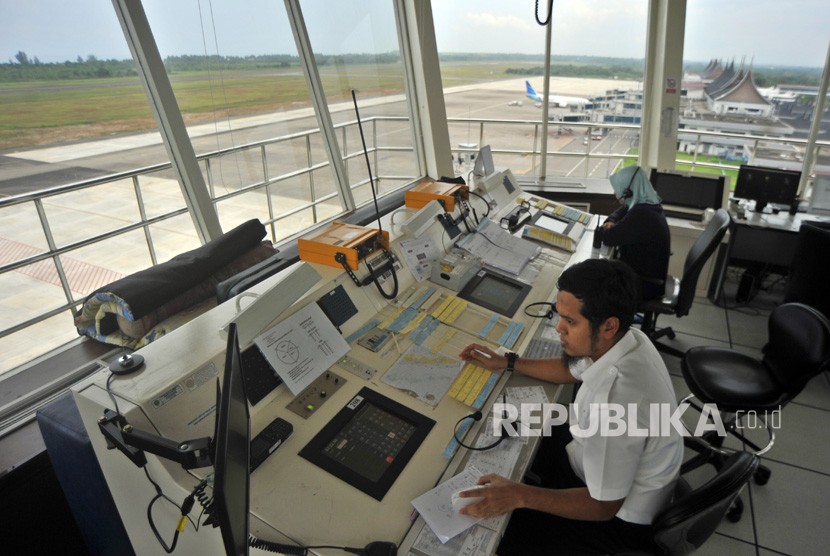 Petugas Air Traffic Control (ATC) memandu keberangkatan pesawat udara di Bandara Internasional Minangkabau (BIM), Padangpariaman, Sumatera Barat (Ilustrasi). 