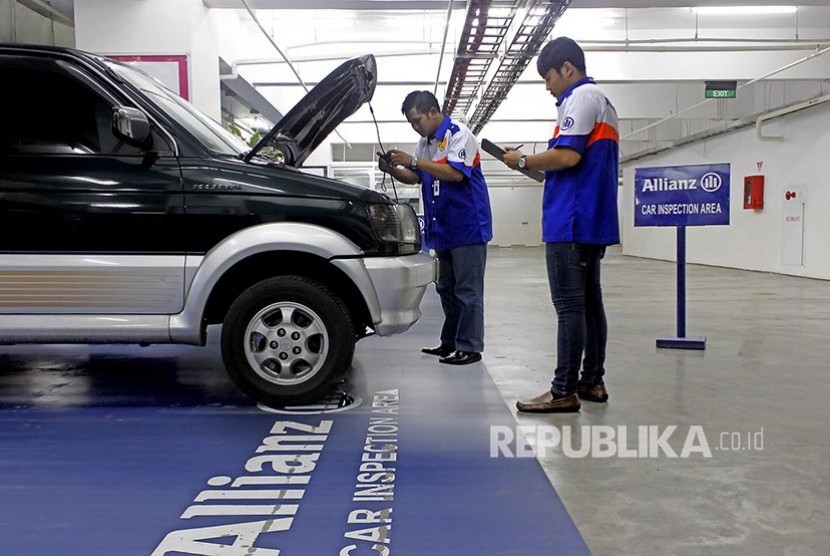 Petugas Allianz Utama memerika kendaraan yang akan diperbaiki di Jakarta (ilustrasi). PT Asuransi Allianz Utama Indonesia membukukan pendapatan premi bruto atau gross written premium (GWP) sebesar Rp 1,2 triliun pada 2019.