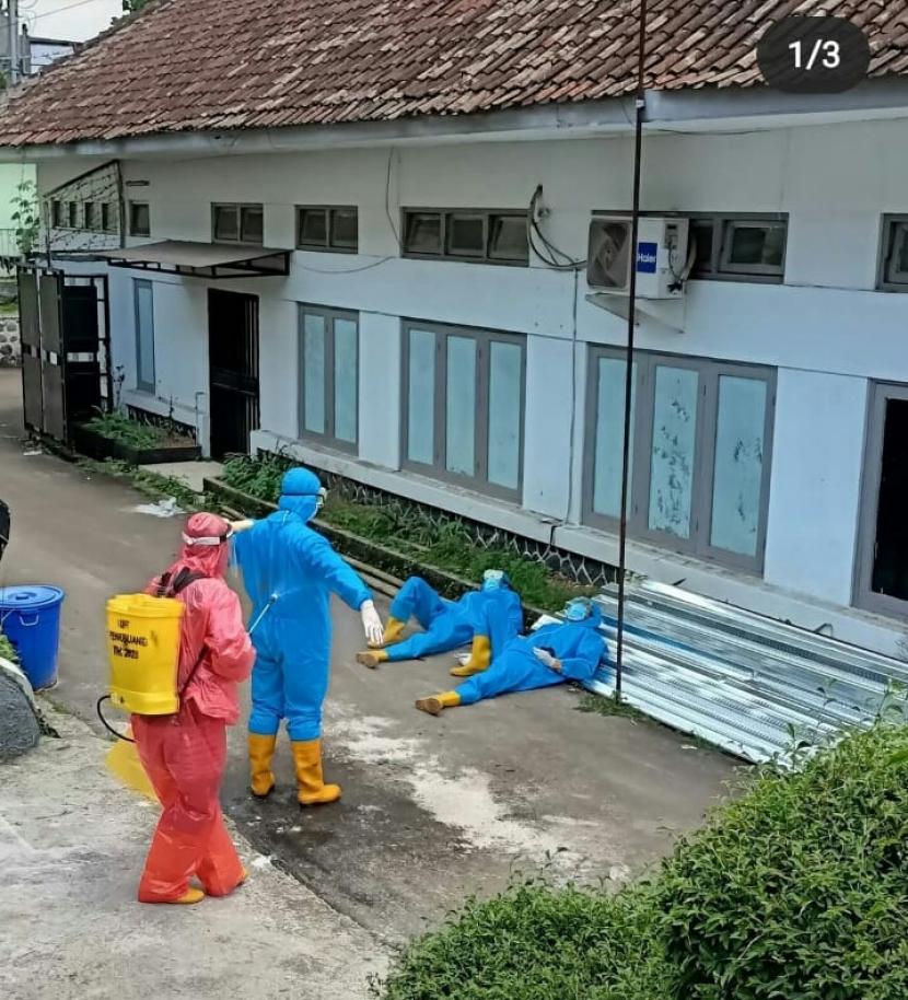 Petugas Ambulans Sigap, Dinas Kesehatan (Dinkes) Kota Sukabumi bersiap evakuasi pasien Covid-19, Sabtu (28/11). 