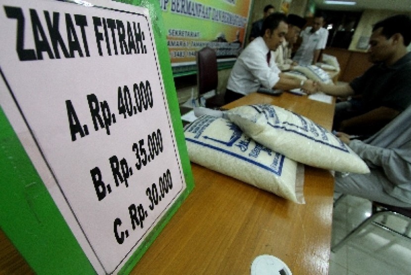 Petugas amil zakat membimbing warga yang akan membayar zakat fitrah di Masjid Istiqlal, Jakarta pada Ramadhan tahun lalu.