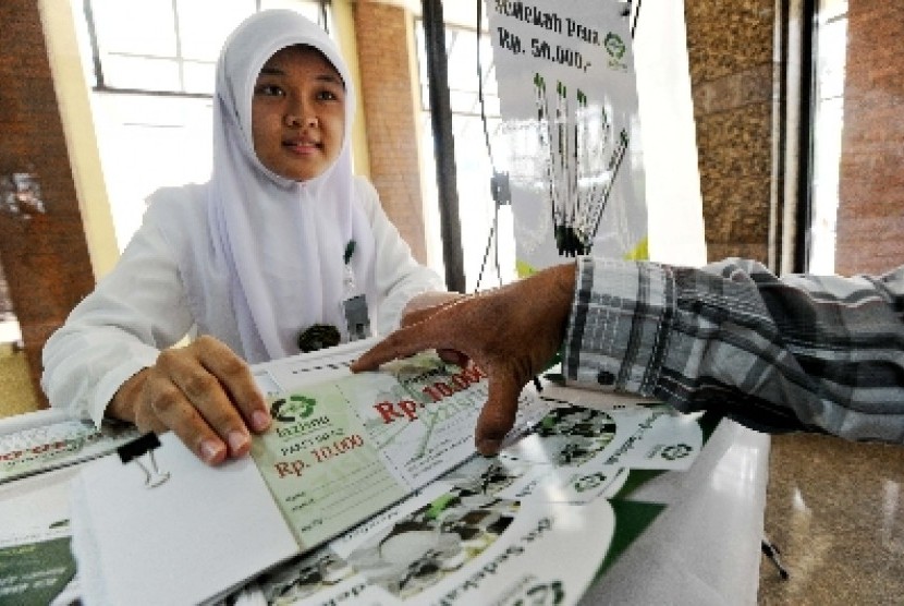 Petugas amil zakat sedang menjelaskan informasi kepada pekerja di Jakarta.