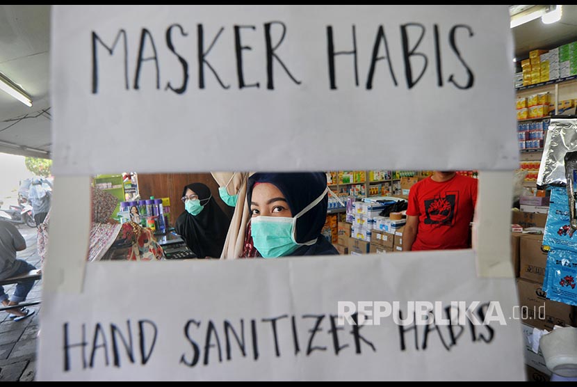 Petugas apotek memasang tanda stok masker habis, di kawasan pusat penjualan obat-obatan dan alat kesehatan Tarandam, Padang, Sumatera Barat, Selasa (3/3)