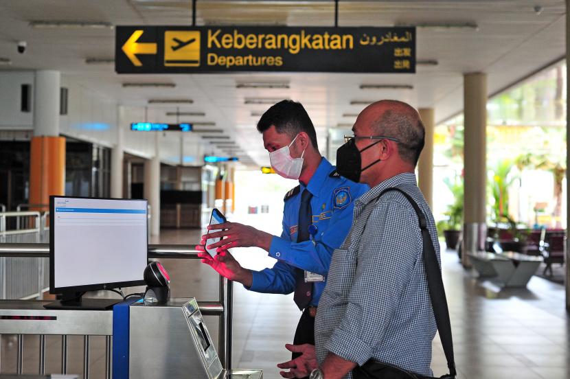 Petugas memandu calon penumpang di Bandara Sultan Thaha, Jambi. Pihak bandara memastikan kesiapan para personel menyambut lonjakan penumpang selama libur Natal dan Tahun Baru 2024. 