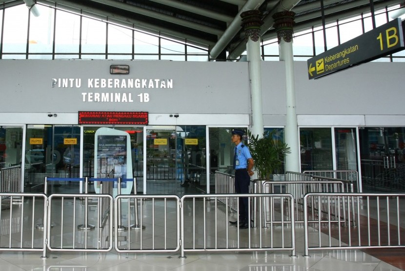 Petugas Avsec berjaga di depan pintu masuk Terminal 1 B Keberangkatan Bandara Soekarno Hatta (Soetta), Tangerang, Banten, Selasa (12/2/2019).