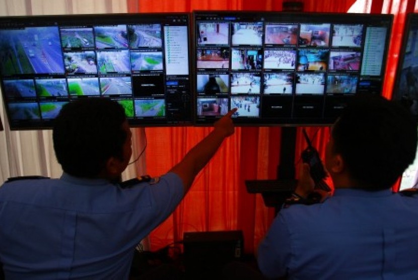 Petugas AVSEC melakukan pemantuan lewat CCTV. (Ilustrasi)