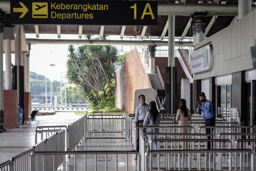 Petugas Avsec memberi penjelasan kepada calon penumpang di Terminal 1A Bandara Soekarno Hatta, Tangerang, Banten, Rabu (30/3/2022). PT Angkasa Pura II Cabang Bandara Soekarno Hatta berencana mengoperasikan kembali Terminal 1A pada awal April 2022 guna mengantisipasi terjadinya lonjakan penumpang pada bulan Ramadhan dan hari Raya Idul Fitri 1443 H.