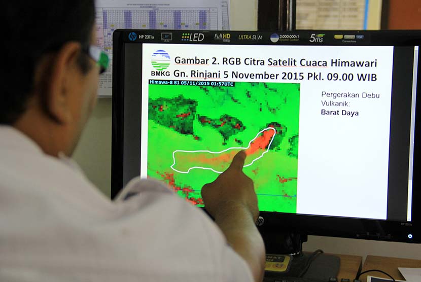 Petugas Badan Meteorologi Klimatologi dan Geofisika (BMKG) kelas III Banyuwangi mengawasi sebaran abu vulkanik Gunung Rinjani di Kantor BMKG Banyuwangi, Jawa Timur, Kamis (5/11). 