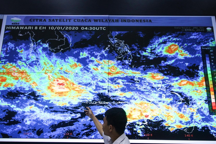 Petugas Badan Meteorologi, Klimatologi dan Geofisika (BMKG) memantau monitor citra satelit cuaca di gedung BMKG, Jakarta, Jumat (10/1/2020).