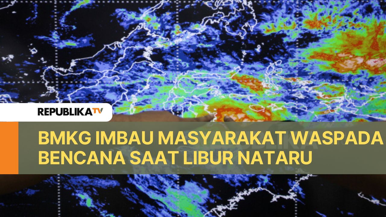 Petugas Badan Meteorologi, Klimatologi dan Geofisika (BMKG) memberikan penjelasan pada layar yang menampilkan citra satelit cuaca di Kantor BMKG, Jakarta, Senin (6/5/2024). BMKG menyatakan fenomena cuaca panas yang terjadi di Indonesia bukanlah gelombang panas atau heatwave melainkan diakibatkan proses peralihan musim hujan ke musim kemarau atau pancaroba. Tercatat selama sepekan terakhir suhu udara maksimum tertinggi di Indonesia terjadi di Palu hingga mencapai 378 derajat celcius pada 23 April lalu.