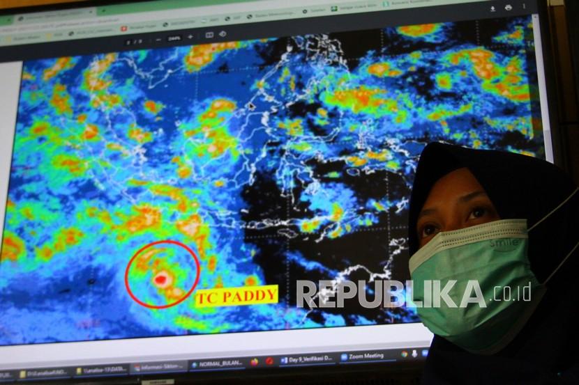 Petugas Badan Meteorologi, Klimatologi dan Geofisika (BMKG) mengamati pergerakan sikon tropis Herman di Samudera Hindia sebelah selatan Banten berpotensi memengaruhi cuaca di beberapa wilayah di Indonesia./ilustrasi.