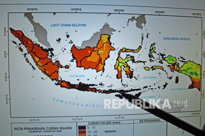 Petugas Badan Meteorologi, Klimatologi dan Geofisika (BMKG) menunjuk peta potensi kekeringan di kepulauan Nusantara hasil penginderaan Satelit Palapa C2 di Laboratorium BMKG Serang, Banten.