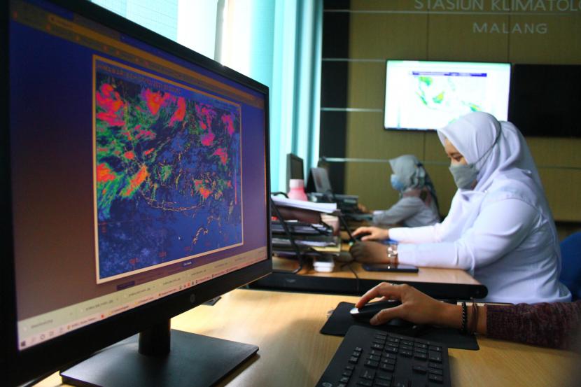 Petugas Badan Meteorologi Klimatologi Geofisika (BMKG) melihat citra satelit di Stasiun BMKG (ilustrasi) 