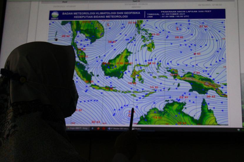 Petugas Badan Meteorologi Klimatologi Geofisika (BMKG) melihat prakiraan arah dan kecepatan angin di Stasiun BMKG Malang, Jawa Timur. Badan Meteorologi, Klimatologi, dan Geofisika (BMKG) menepis hoaks tentang gelombang panas yang sedang terjadi di Indonesia.