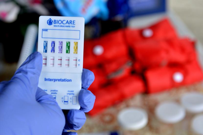 Petugas Badan Narkotika Nasional (BNN) memperlihatkan alat tes urine untuk narkoba.