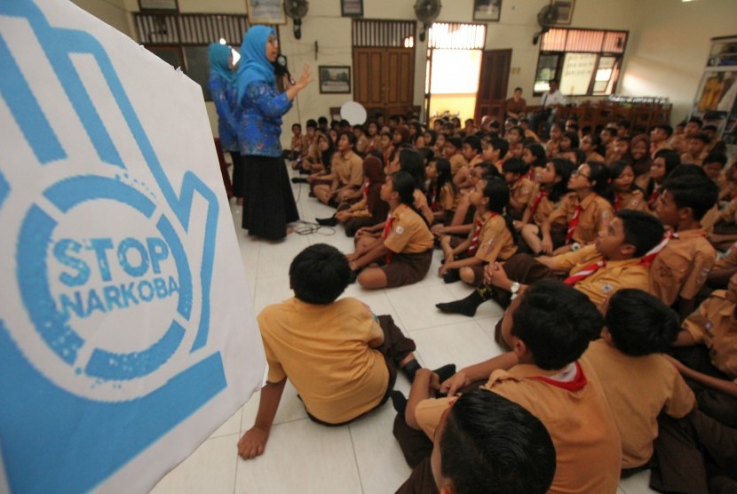 Petugas Badan Narkotika Nasional (BNN) Kota Surabaya melakukan sosialisasi tentang bahaya narkoba kepada pelajar sekolah dasar, di Surabaya, Jawa Timur, Jumat (27/1). 