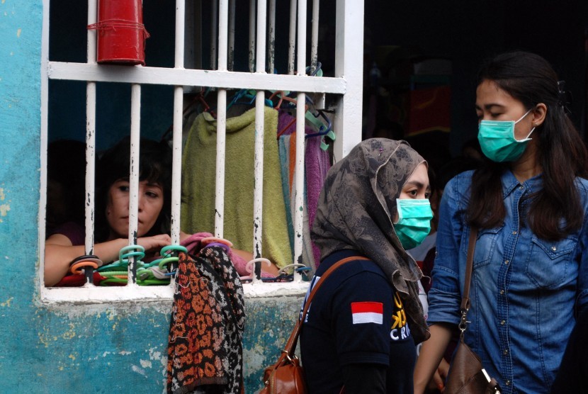 Petugas Badan Narkotika Nasional (BNN) Riau berjaga di depan Lapas wanita ketika menggelar razia gabungan di Lembaga Pemasyarakatan Kelas II-A Pekanbaru, di Pekanbaru, Riau, Senin (7/3). 