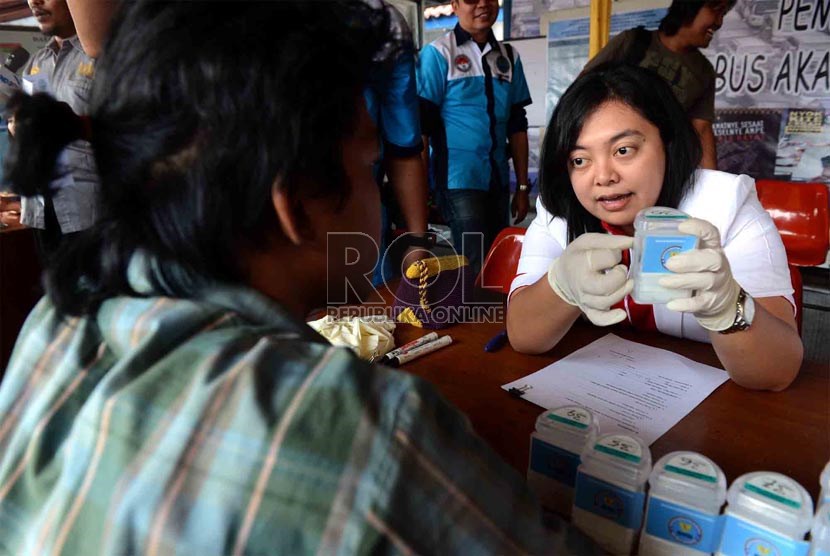  Petugas Badan Narkotika Nasional Provinsi (BNNP) DKI Jakarta memberi panduan kesehatan kepada seorang sopir bus luar kota di Terminal Lebak Bulus, Jakarta, Kamis (1/8).  (Republika/Agung Supriyanto)