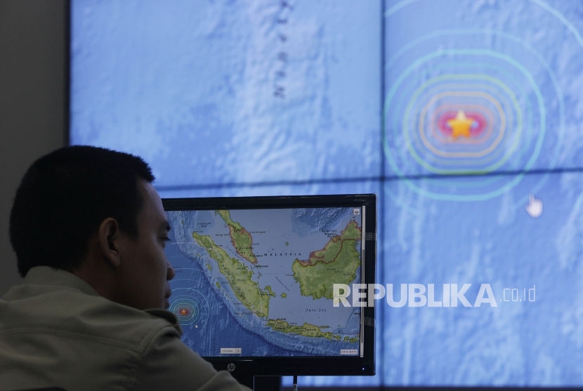 Petugas Badan Nasional Penanggulangan Bencana (BNPB)menujukkan titik gempa yang melanda kepulaan Mentawai, Sumatra Barat saat Konfrensi pers di Kantor BNPB, Jakarta, Kamis (3/3). 