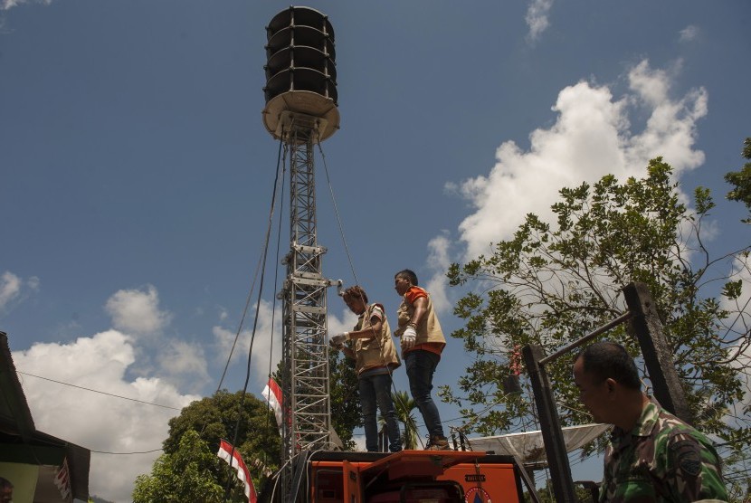 Petugas Badan Nasional Penanggulangan Bencana memasang sirine untuk perigatan dini bencana Gunung Agung di Komando Distrik Militer 1623 Abang, Karangasem, Bali, Jumat (29/9). BNPB memasang sirine peringatan dini bencana di lima titik kawasan rawan bencana apabila Gunung Agung meletus. 