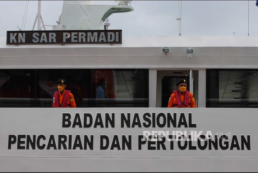 Petugas Badan Nasional Pencarian dan Pertolongan (BASARNAS) bersiaga di atas Kapal Negara (KN) SAR 249 Permadi. 