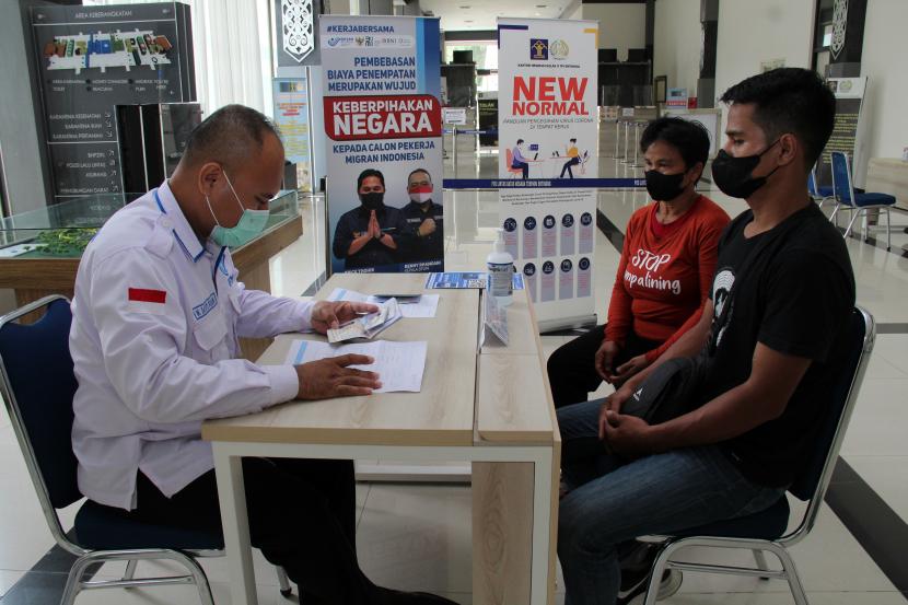 Petugas Badan Pelindungan Pekerja Migran Indonesia (BP2MI) memeriksa dokumen dua Pekerja Migran Indonesia (PMI) yang hendak ke Malaysia di Pos Lintas Batas Negara (PLBN) Entikong di Kabupaten Sanggau, Kalimantan Barat, Senin (25/4/2022). ilustrasi