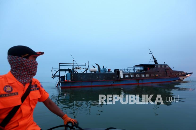 Petugas Badan Penanggulangan Bencana Daerah (BPBD) Aceh melihat kapal yang digunakan pengungsi etnis Rohingya hingga terdampar di pesisir Aceh.