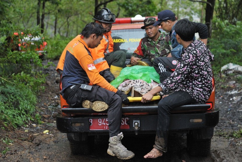 Petugas Badan Penanggulangan Bencana Daerah (BPBD) dan TNI mengevakuasi warga yang mengalami luka-luka setelah tersapu tanah longsor di Desa Songan, Kintamani, Bali (ilustrasi) 