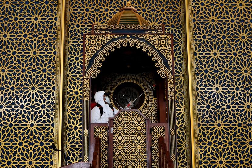 Masjid Al Akbar Surabaya Lakukan Sterilisasi Rutin. Petugas Badan Penanggulangan Bencana Daerah (BPBD) Jatim menyemprotkan cairan disinfektan di Masjid Nasional Al Akbar Surabaya, Jawa Timur, Selasa (17/3/2020).( Antara/Zabur Karuru)
