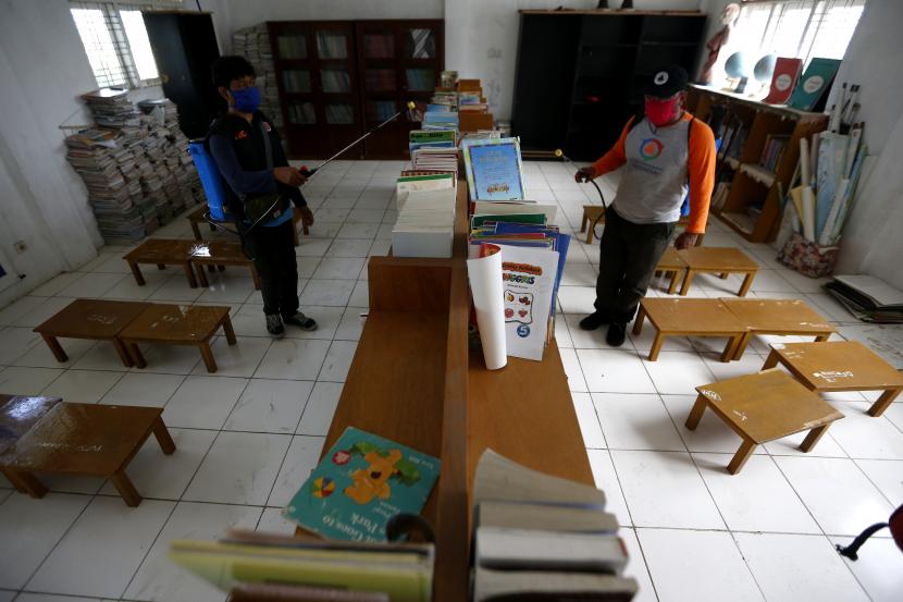 Petugas Badan Penanggulangan Bencana Daerah (BPBD) Kota Banda Aceh menyemprotkan cairan disinfektan di ruang perpustakaan Sekolah Dasar Negeri (SDN) 17 di Banda Aceh, Aceh.