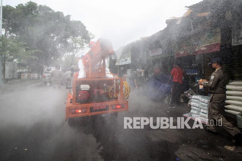 Petugas Badan Penanggulangan Bencana Daerah (BPBD) Provinsi Jawa Timur menyemprotkan cairan disinfektan di Pasar Larangan Sidoarjo, Jawa Timur, Jumat (4/2/2022). Penyemprotan tersebut dilakukan untuk mencegah penyebaran COVID-19 Omicron. 