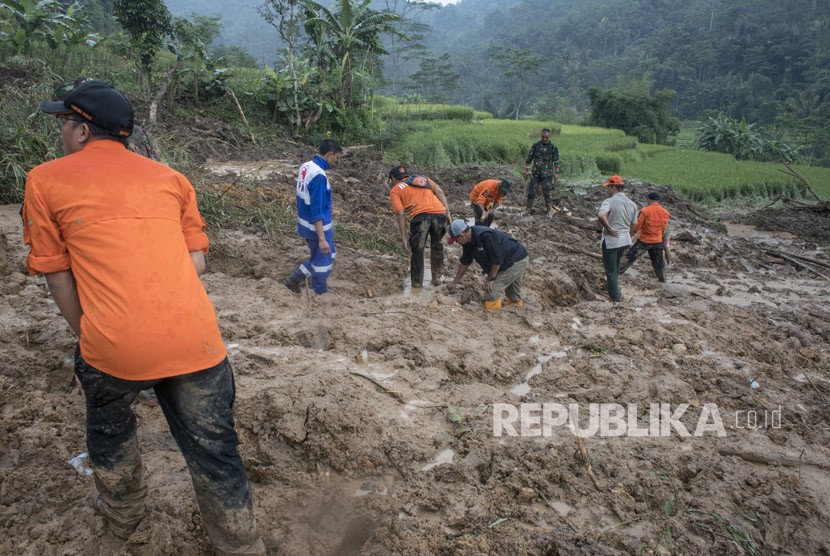 Petugas Badan Penanggulangan Bencana Daerah Jawa Barat melakukan pencarian korban tertimbun longsor di Desa Buninagara, Sindangkerta, Kabupaten Bandung Barat, Jawa Barat, Senin (5/3). 