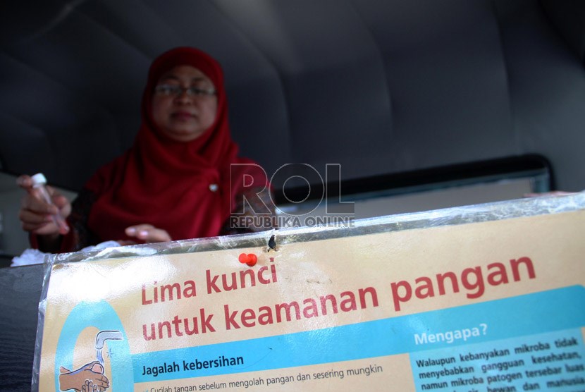 Petugas Badan Pengawas Obat dan Makanan (BPOM) melakukan uji sampel makanan di Jakarta, Rabu (24/7).  (Republika/ Yasin Habibi)