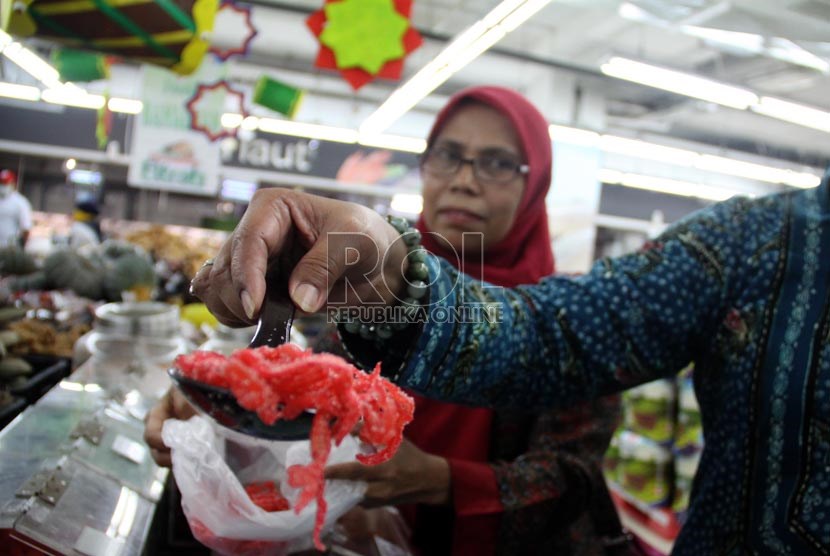 Petugas Badan Pengawas Obat dan Makanan (BPOM) melakukan inspeksi mendadak ke sejumlah supermarket di Jakarta, Rabu (24/7).  (Republika/ Yasin Habibi)