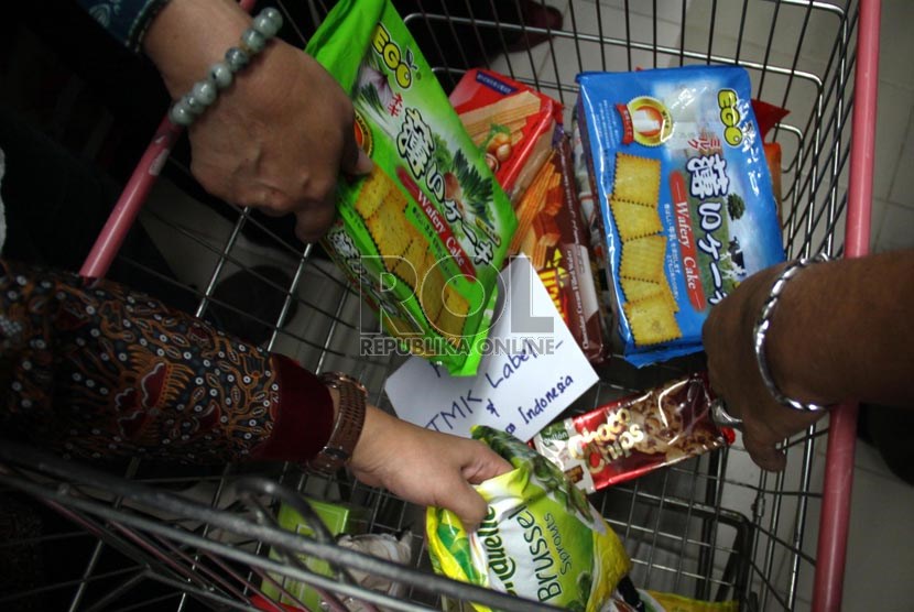  Petugas Badan Pengawas Obat dan Makanan (BPOM) melakukan inspeksi mendadak ke sejumlah supermarket di Jakarta, Rabu (24/7).  (Republika/ Yasin Habibi)
