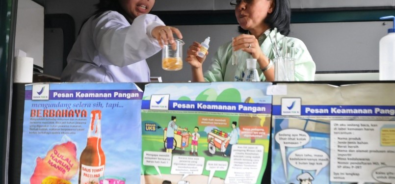 Petugas Badan Pengawas Obat dan Makanan (BPOM) memeriksa makanan (jajanan) yang dijual di lingkungan sekolah, Kampung Bali, Jakarta Pusat, Rabu (14/3). (Republika/Aditya)