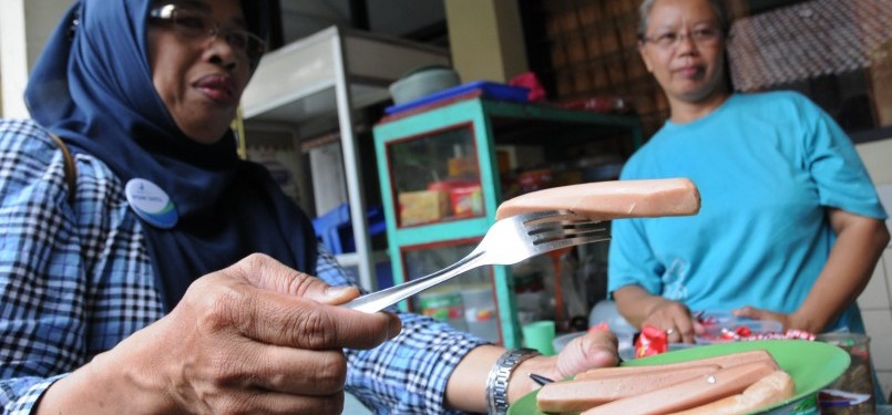 Petugas Badan Pengawas Obat dan Makanan (BPOM) memeriksa makanan (jajanan) yang dijual di lingkungan sekolah, Kampung Bali, Jakarta Pusat, Rabu (14/3). (Republika/Aditya)