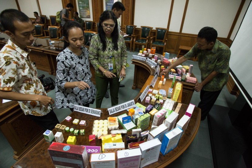 Petugas Badan Pengawas Obat dan Makanan (BPOM) menyusun contoh kosmetik ilegal dengan bahan dan zat berbahaya yang diamankan dalam operasi pasar 19-30 Oktober 2015 di kantor pusat BPOM, Jakarta, Jumat (6/11).