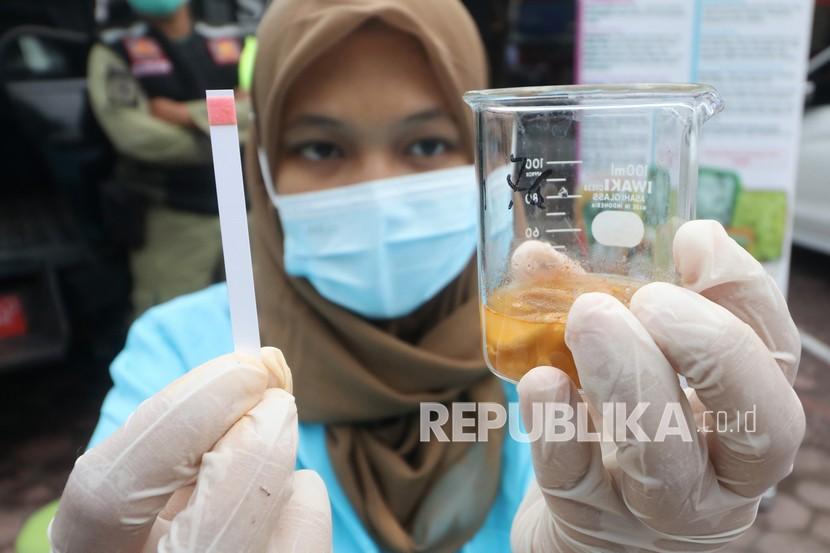 Petugas Badan Pengawasan Obat dan Makanan (BPOM) memeriksa kandungan boraks saat uji kelayakan makanan di pasar takjil (ilustrasi).